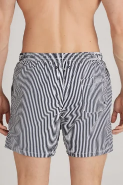 Badshorts med bl&aring; r&auml;nder