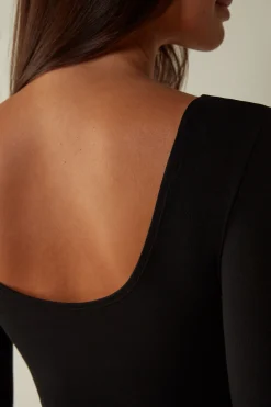 Body i modal med l&aring;ng &auml;rm och b&aring;tringning