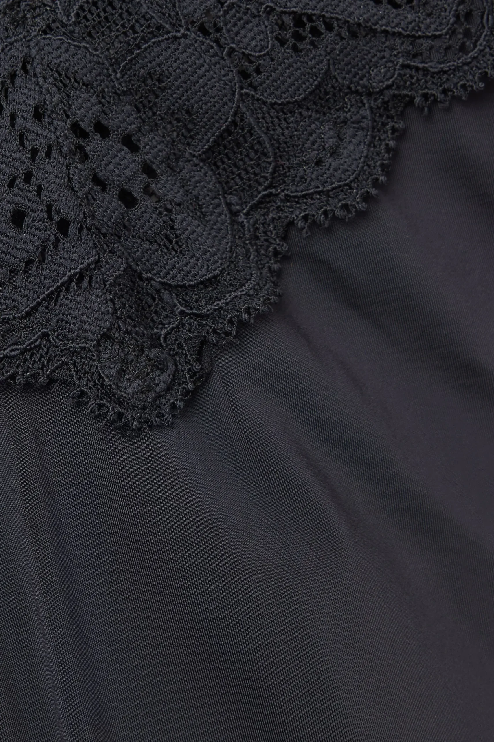 Brazilian trosor i 80-talsstil i spets och mikrofiber
