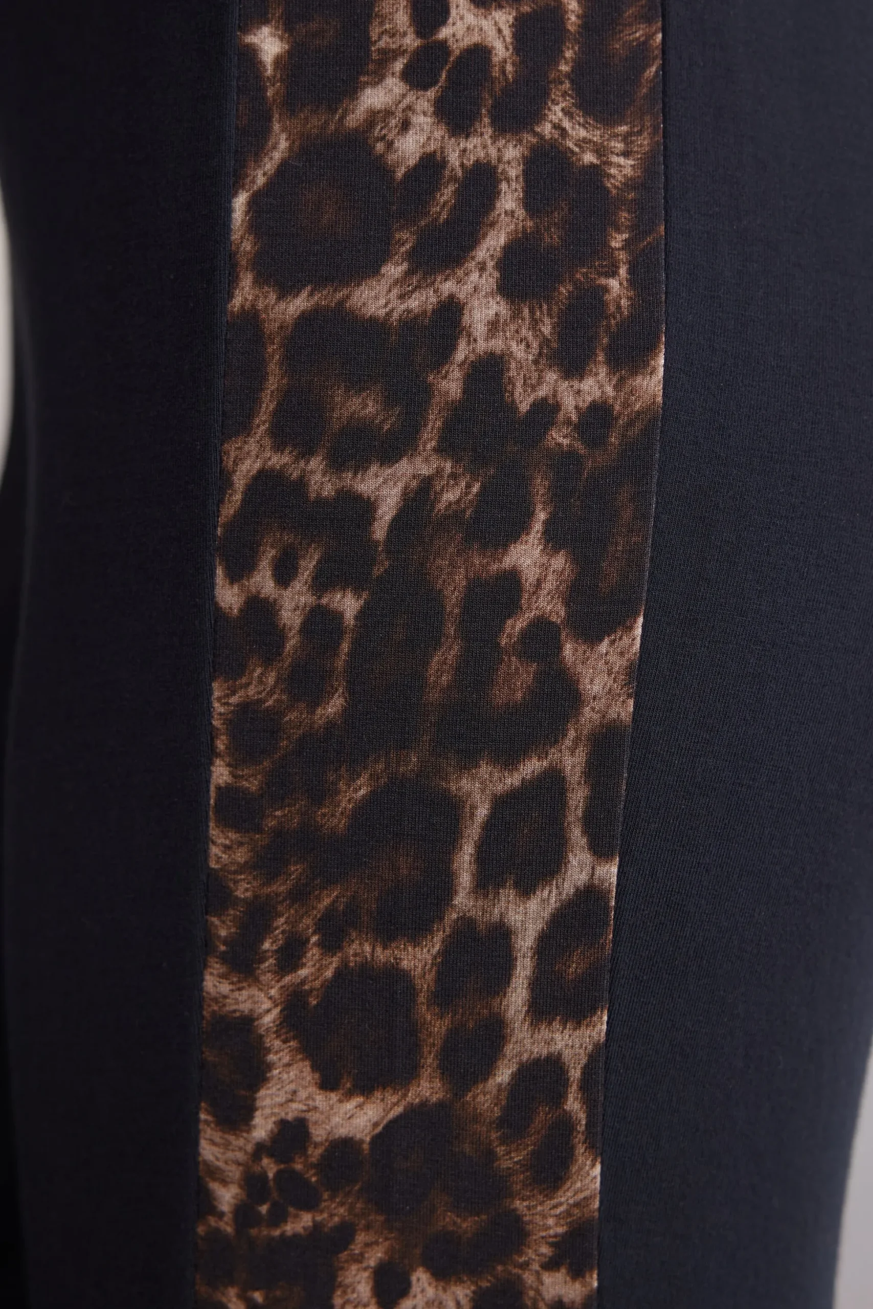 Byxor med muddar i modal Luxurious Leopard