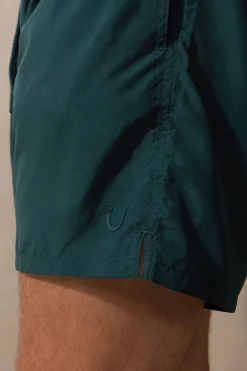 Enfärgade badshorts