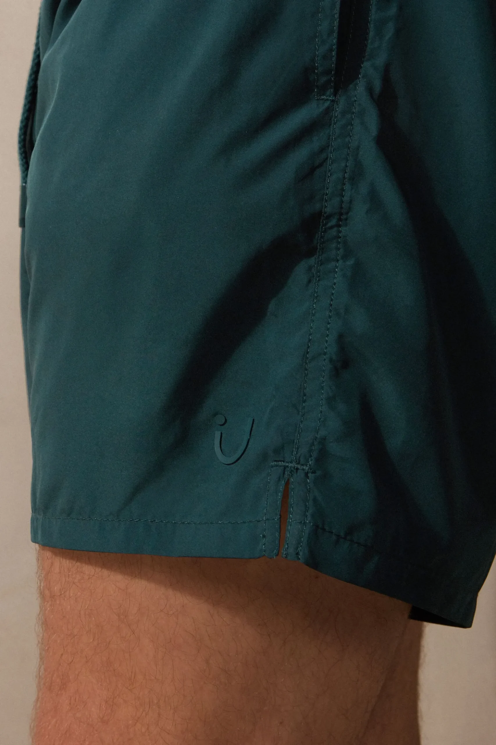 Enfärgade badshorts