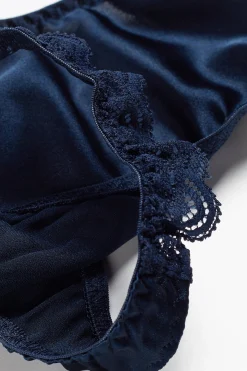 G-string i spets och siden