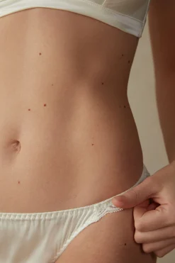 G-string i spets och siden
