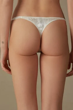 G-string i spets och siden