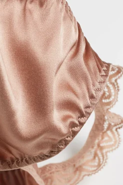G-string i spets och siden