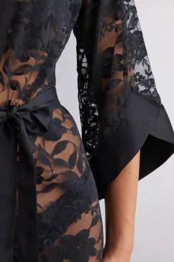 Kimono i spets och satin The Art of Romance