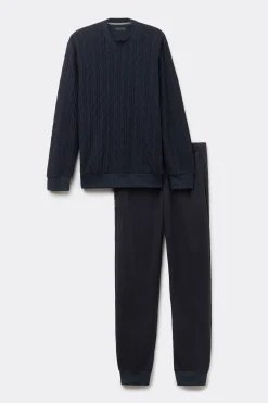 L&aring;ng pyjamas i fl&auml;tad trik&aring;