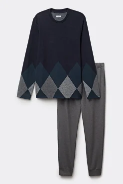 L&aring;ng pyjamas i fl&auml;tad trik&aring;