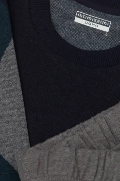 L&aring;ng pyjamas i fl&auml;tad trik&aring;