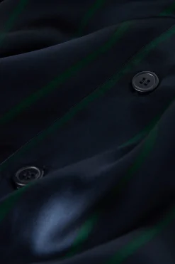 L&aring;ng randig pyjamas i siden