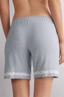 Modalshorts med spetsdetaljer