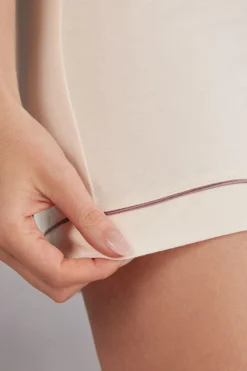 Shorts i modal med kontrasterande passpoal
