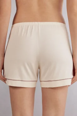 Shorts i modal med kontrasterande passpoal