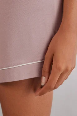 Shorts i modal med kontrasterande passpoal