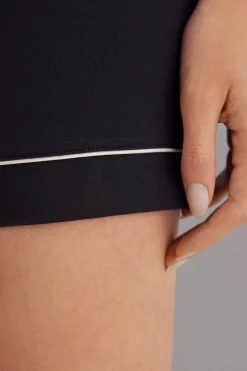 Shorts i modal med kontrasterande passpoal