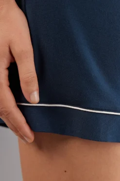 Shorts i modal med kontrasterande passpoal