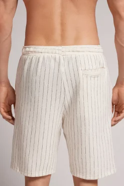 Shorts i plysch med vertikala r&auml;nder