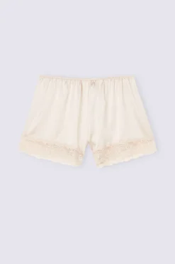 Shorts i siden med spets