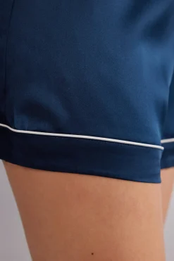 Shorts i silke med profil i kontrastfärg