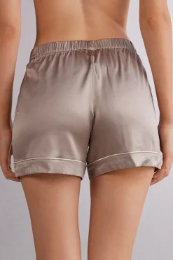 Shorts i silke med profil i kontrastf&auml;rg