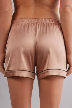 Shorts i silke med profil i kontrastf&auml;rg