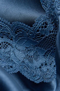 Silk Slip med spetsdetalj