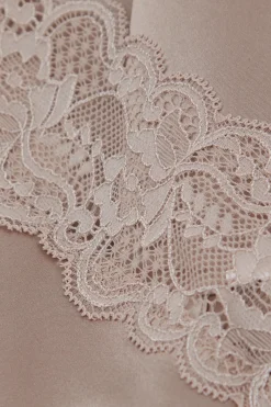 Silk Slip med spetsdetalj