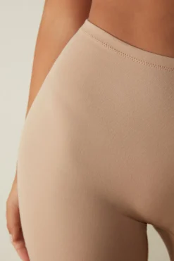 Sömfria shorts i bomull med råskuren kant