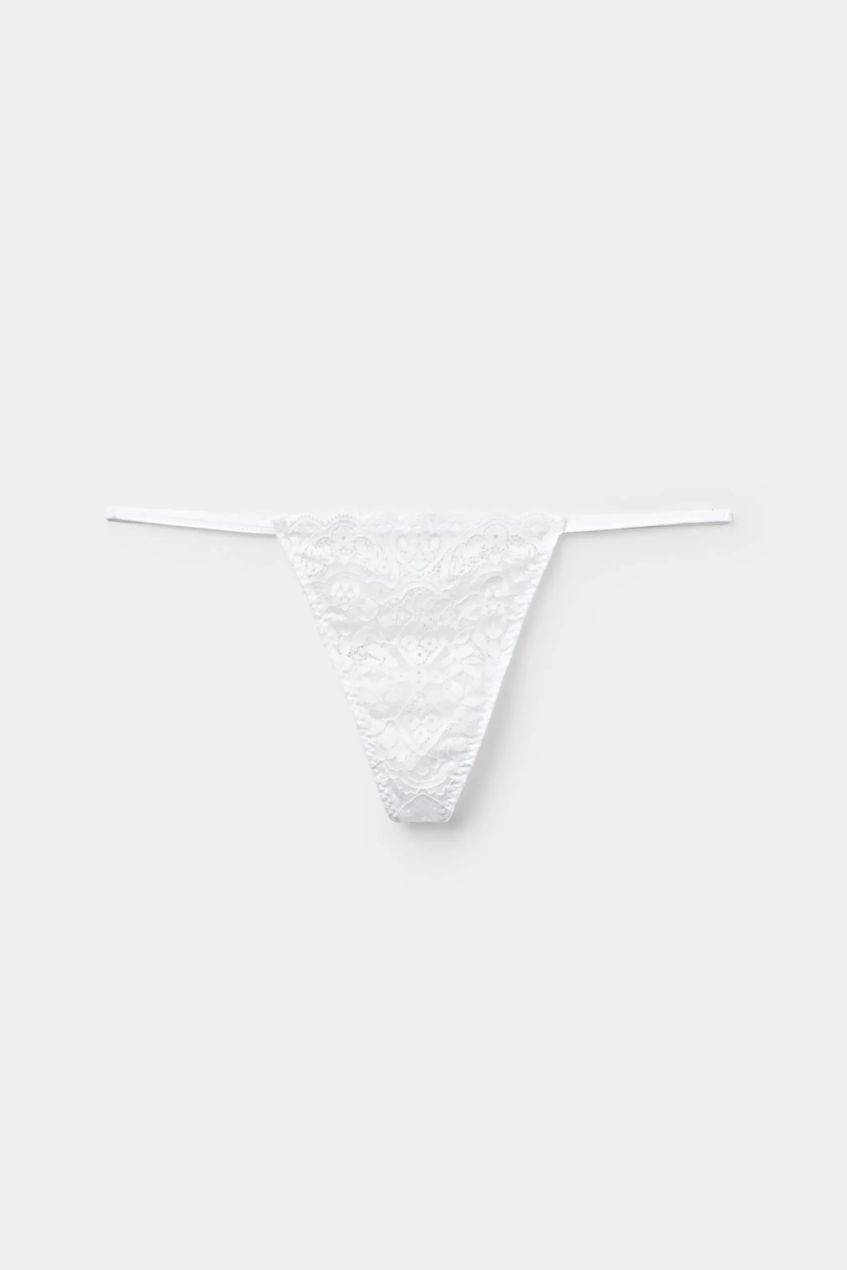 Stringtrosor i hipstermodell i spets