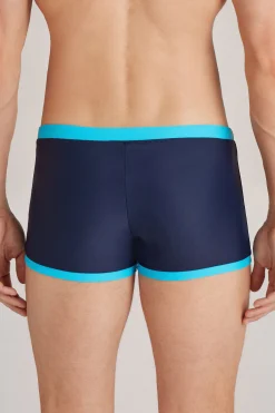 Tajta badshorts med kontrasterande detaljer