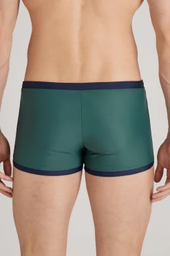 Tajta badshorts med kontrasterande detaljer