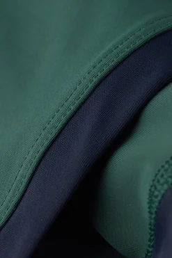 Tajta badshorts med kontrasterande detaljer