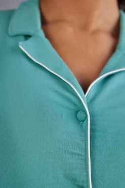 Tr&ouml;ja med kort &auml;rm och &ouml;ppning fram i modal