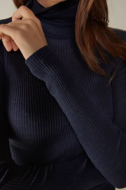 Tubular topp med l&aring;ng &auml;rm och h&ouml;g hals i ull och siden