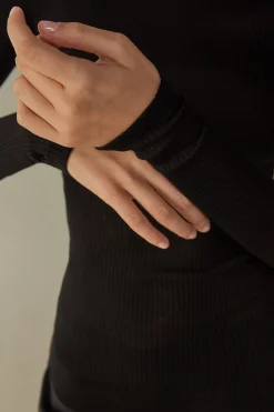 Tubular topp med l&aring;ng &auml;rm och h&ouml;g hals i ull och siden