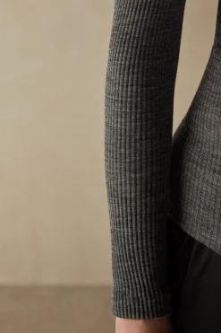 Tubular topp med l&aring;ng &auml;rm och h&ouml;g hals i ull och siden