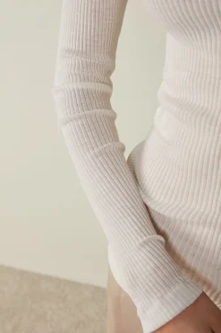 Tubular topp med l&aring;ng &auml;rm och h&ouml;g hals i ull och siden