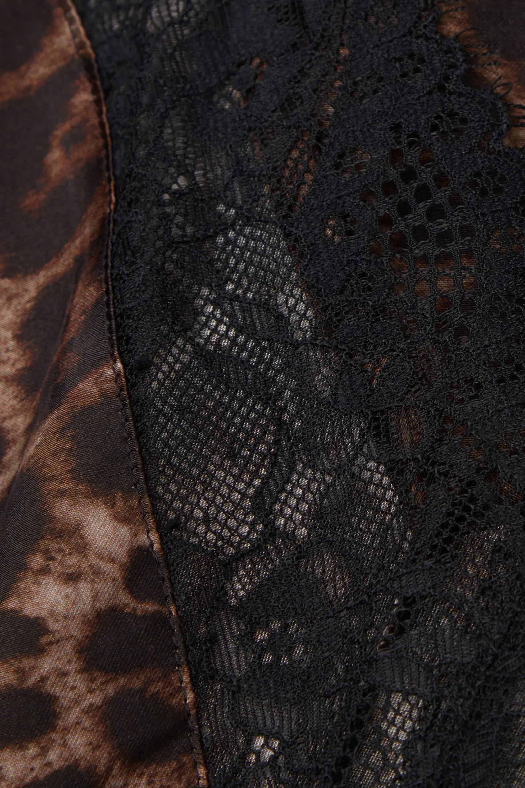 Underklänning i viskossatin Luxurious Leopard